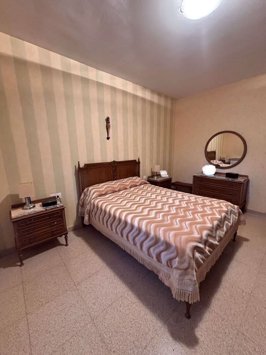 4 bedroom Villa for sale in Flix with garage - € 239,000 (Ref: 9889652)
