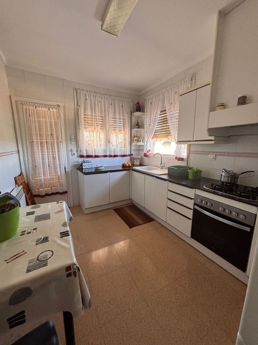 4 bedroom Villa for sale in Flix with garage - € 239,000 (Ref: 9889652)