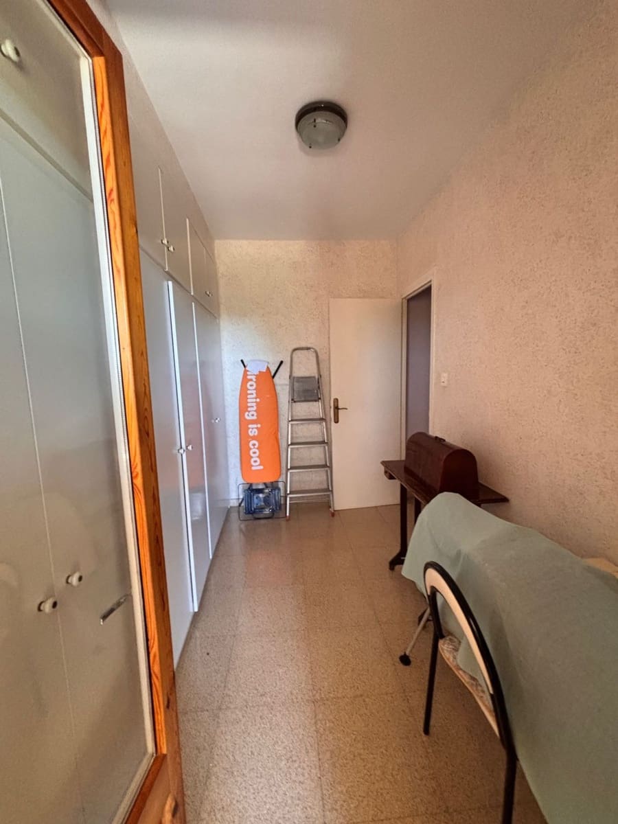 4 bedroom Villa for sale in Flix with garage - € 239,000 (Ref: 9889652)