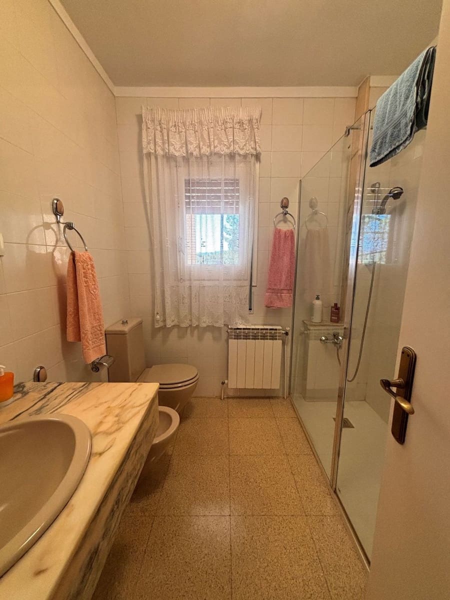 4 bedroom Villa for sale in Flix with garage - € 239,000 (Ref: 9889652)