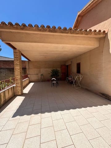 4 bedroom Villa for sale in Flix with garage - € 239,000 (Ref: 9889652)