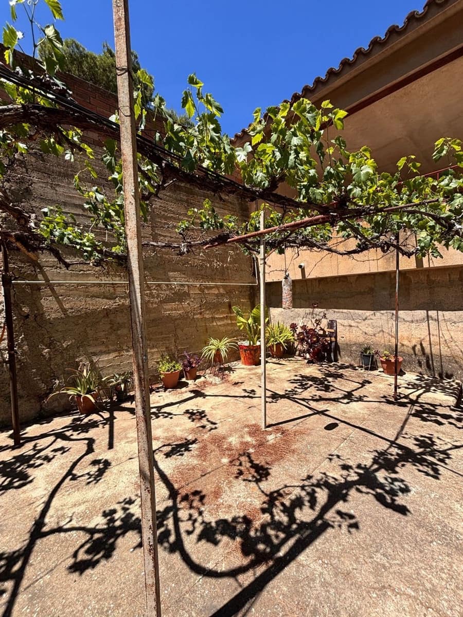 4 bedroom Villa for sale in Flix with garage - € 239,000 (Ref: 9889652)