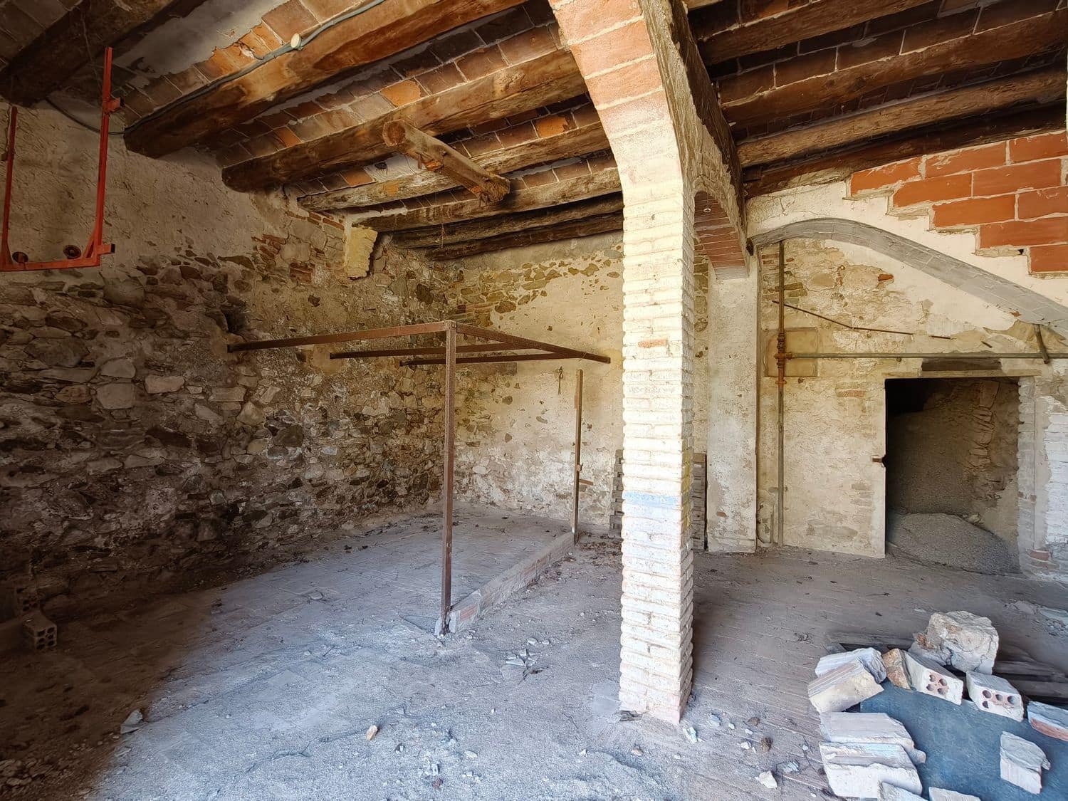 4 bedroom Finca/Country House for sale in Falset with garage - € 160,000 (Ref: 9898904)
