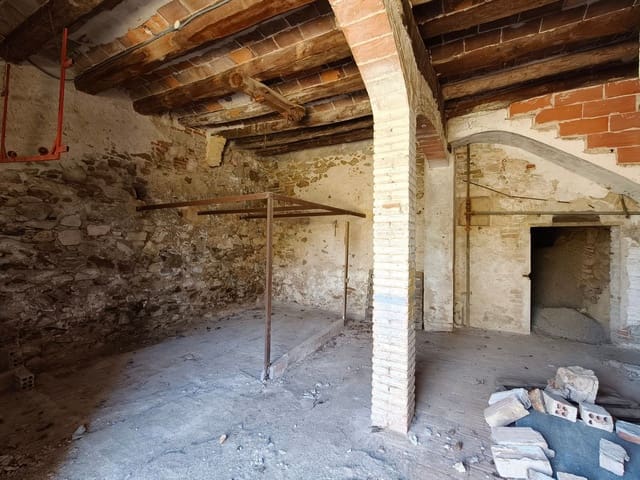 4 bedroom Finca/Country House for sale in Falset - € 160,000 (Ref: 9898904)