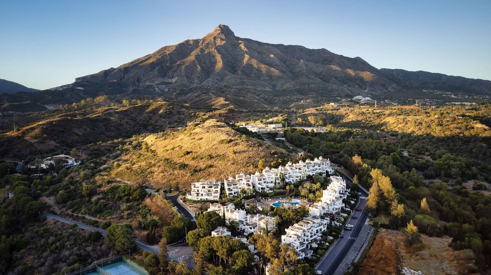 4 bedroom Townhouse for sale in Marbella with pool garage - € 1,899,000 (Ref: 8894626)