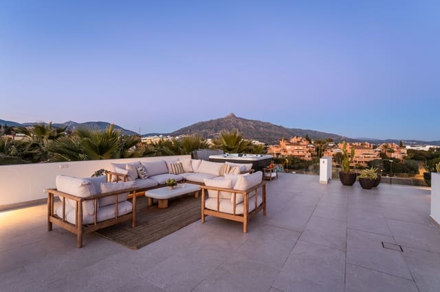 5 makuuhuone Huvila myytävänä paikassa Nueva Andalucía Centro, Marbella mukana uima-altaan 
autotalli - 2 475 000 € (Ref: 8988324)