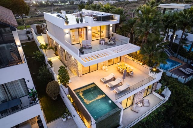 5 makuuhuone Huvila myytävänä paikassa Nueva Andalucía Centro, Marbella mukana uima-altaan 
autotalli - 2 475 000 € (Ref: 8988324)