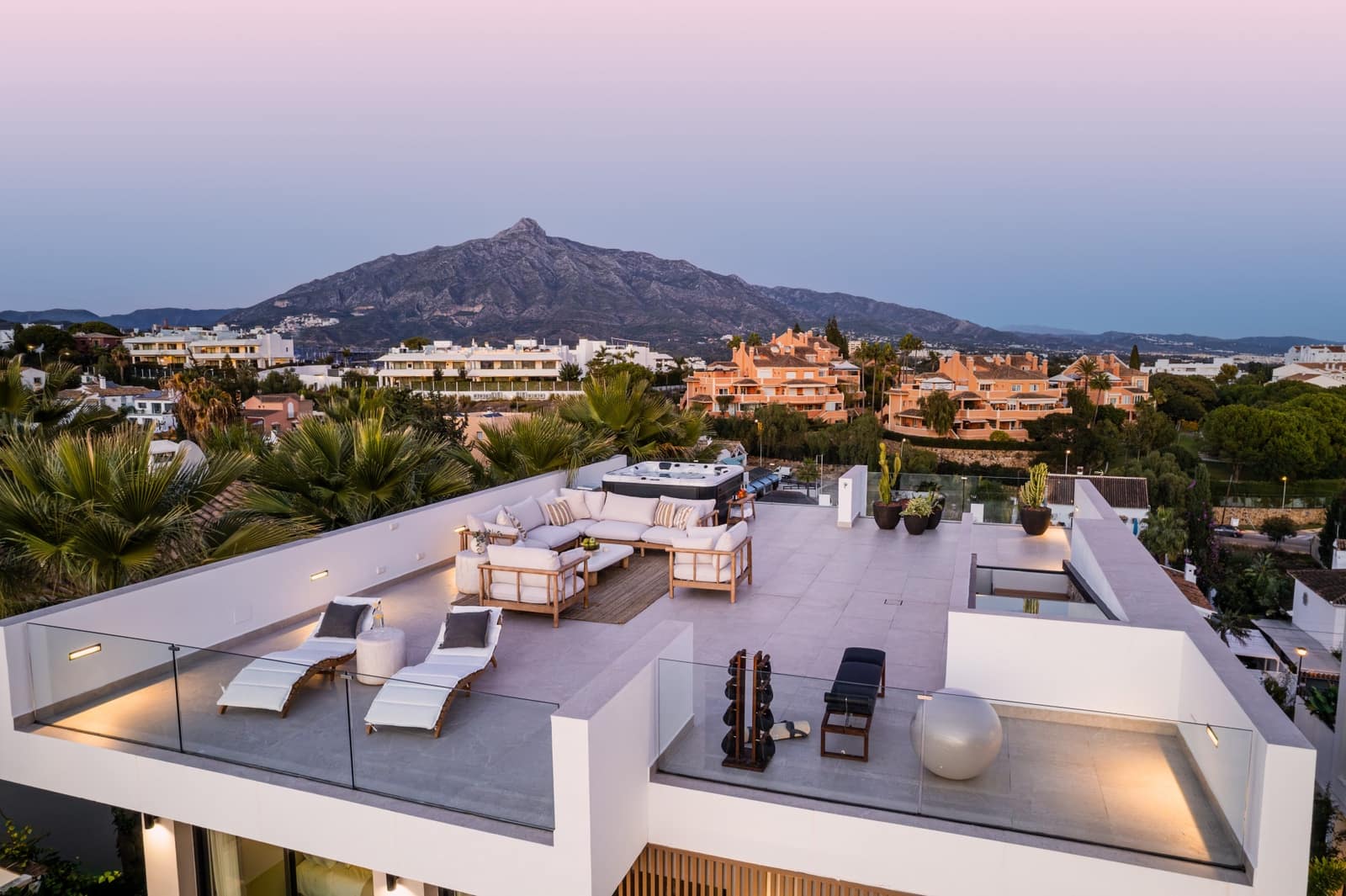 5 quarto Moradia para venda em Nueva Andalucia com piscina garagem - 2 475 000 € (Ref: 8988324)