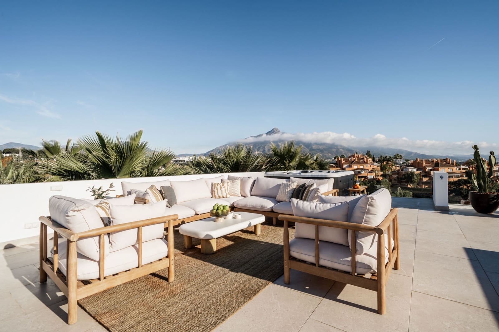 5 quarto Moradia para venda em Nueva Andalucia com piscina garagem - 2 475 000 € (Ref: 8988324)