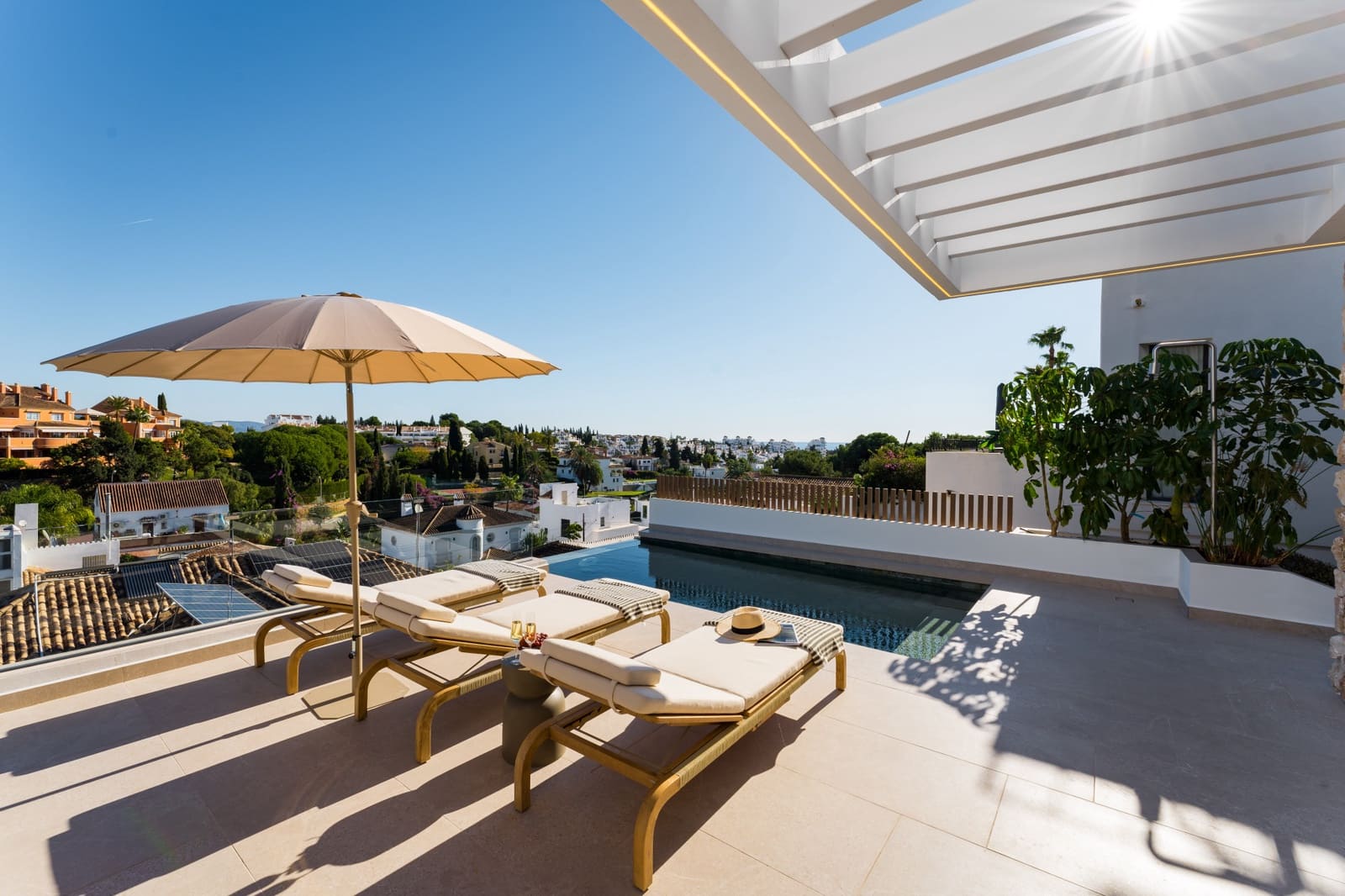 5 soverom Villa til salgs i Nueva Andalucia med svømmebasseng garasje - € 2 475 000 (Ref: 8988324)