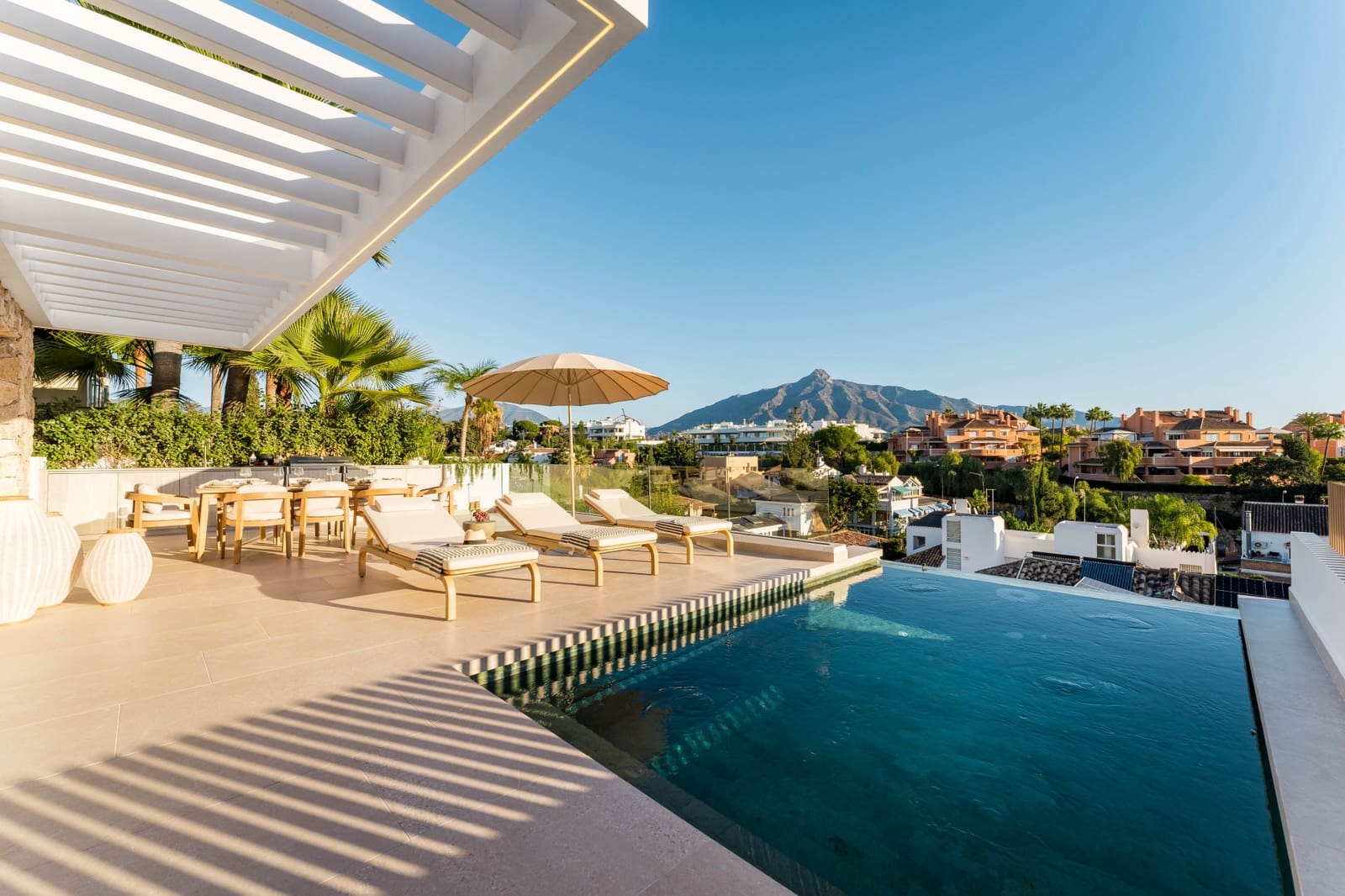 5 soverom Villa til salgs i Nueva Andalucia med svømmebasseng garasje - € 2 475 000 (Ref: 8988324)