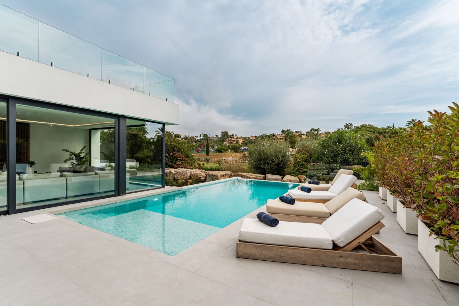 5 sovrum Villa till salu i El Paraiso med pool garage - 1 790 000 € (Ref: 9265441)