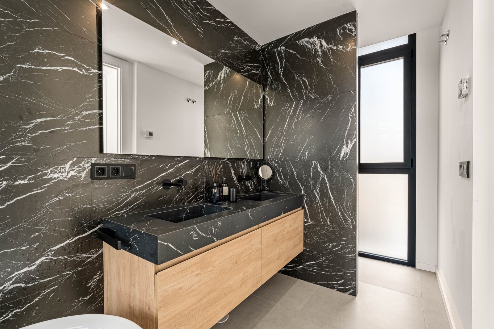 5 sovrum Villa till salu i El Paraiso med pool garage - 1 790 000 € (Ref: 9265441)