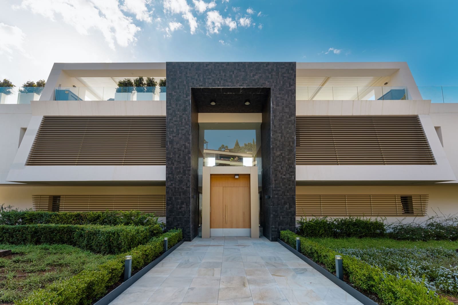 3 bedroom Apartment for sale in Benahavis with pool garage - € 2,149,000 (Ref: 9276249)