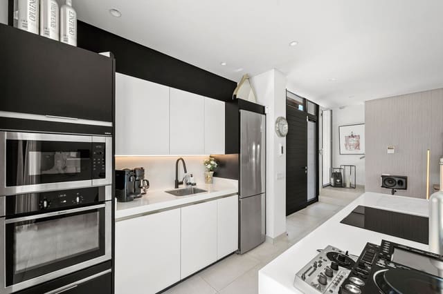 4 sypialnia Willa na sprzedaż w Nueva Atalaya, Estepona z basenem garażem - 1 825 000 € (Ref: 9422284)