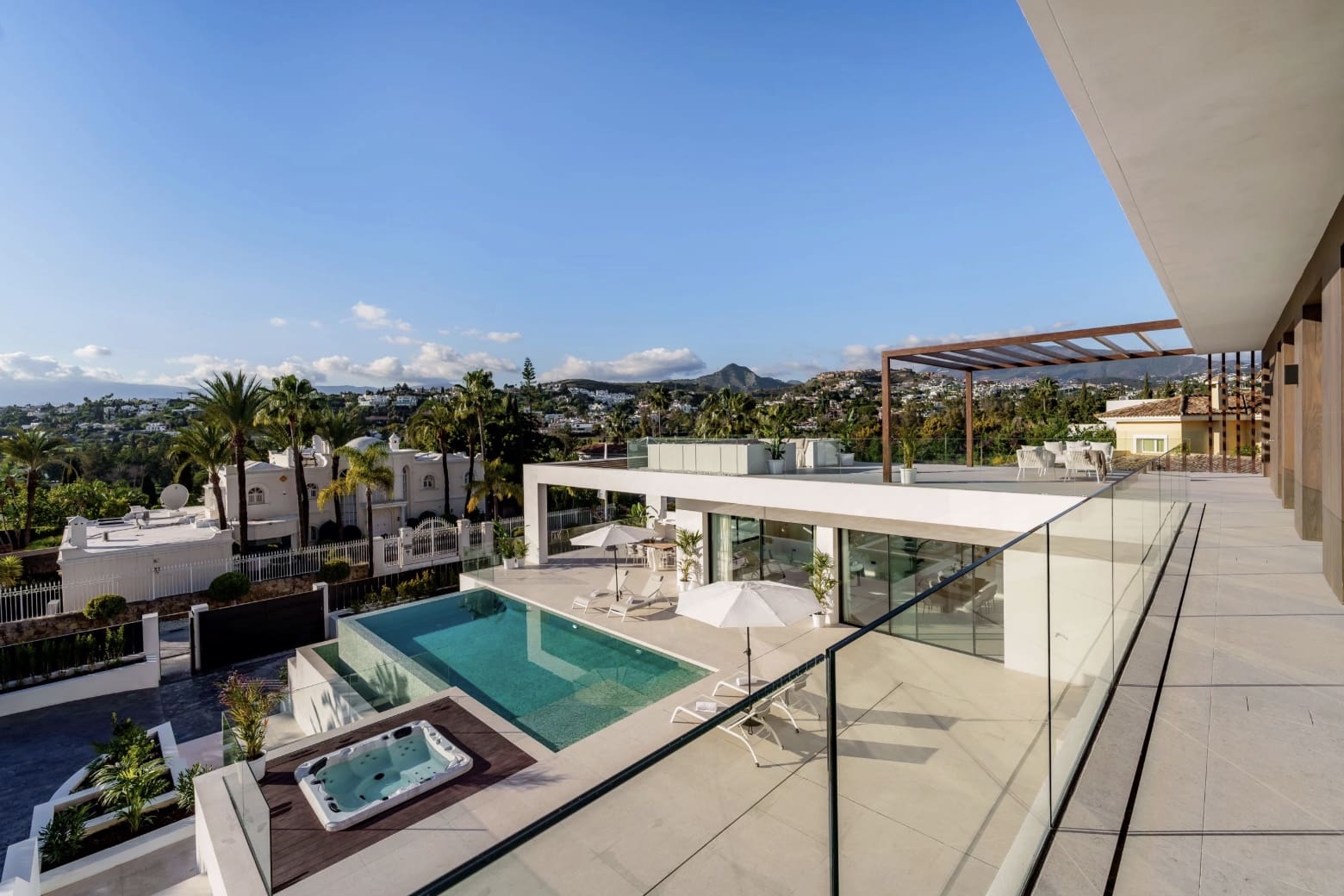 5 soveværelse Villa til salg i El Paraiso med swimmingpool - € 4.295.000 (Ref: 9465567)