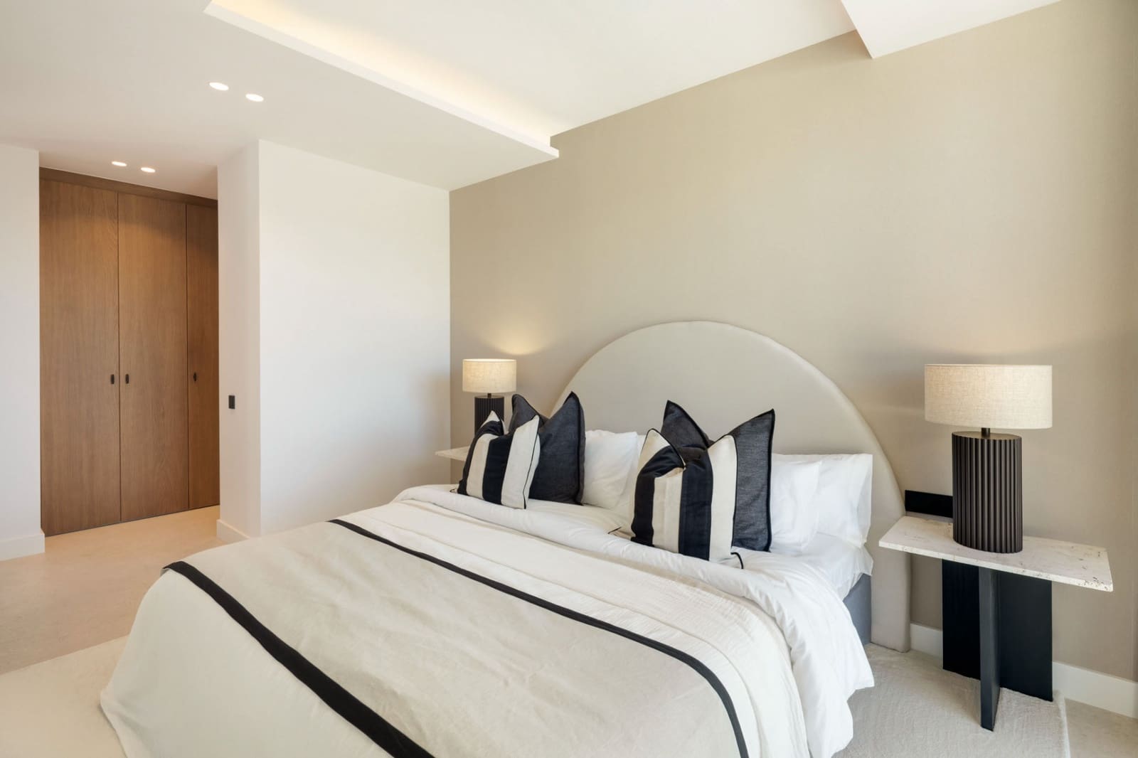 5 bedroom Villa for sale in El Paraiso with pool - € 3,695,000 (Ref: 9504159)