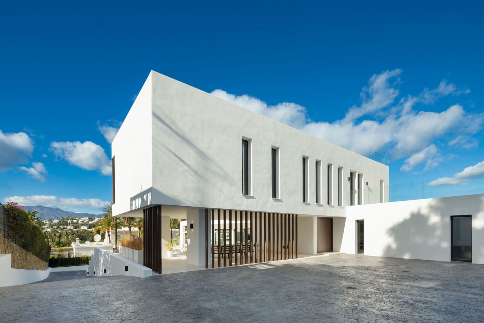 5 bedroom Villa for sale in El Paraiso with pool - € 3,695,000 (Ref: 9504159)