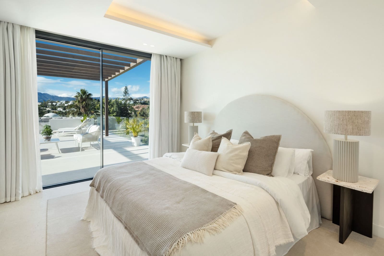 5 bedroom Villa for sale in El Paraiso with pool - € 3,695,000 (Ref: 9504159)