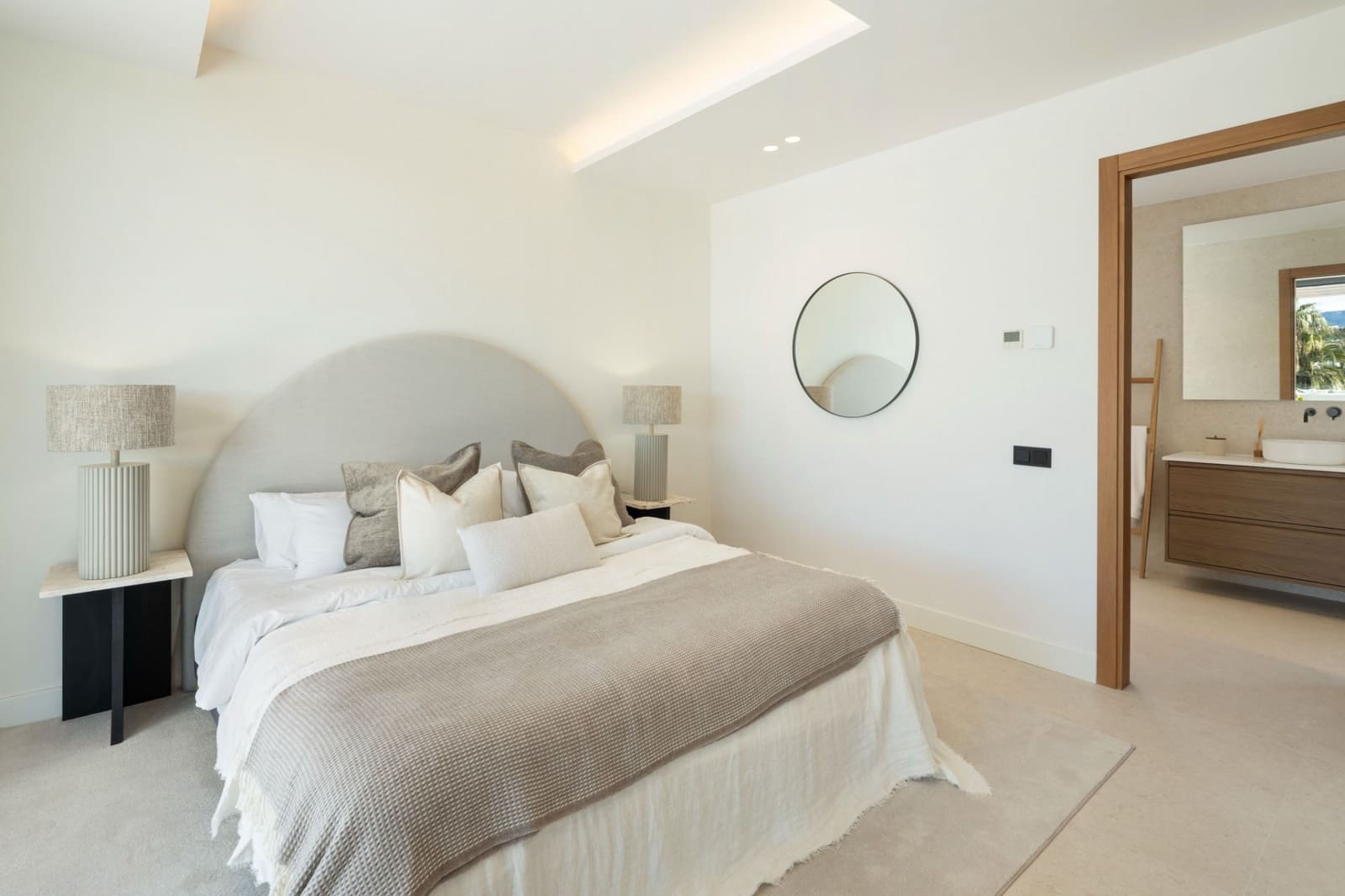 5 bedroom Villa for sale in El Paraiso with pool - € 3,695,000 (Ref: 9504159)