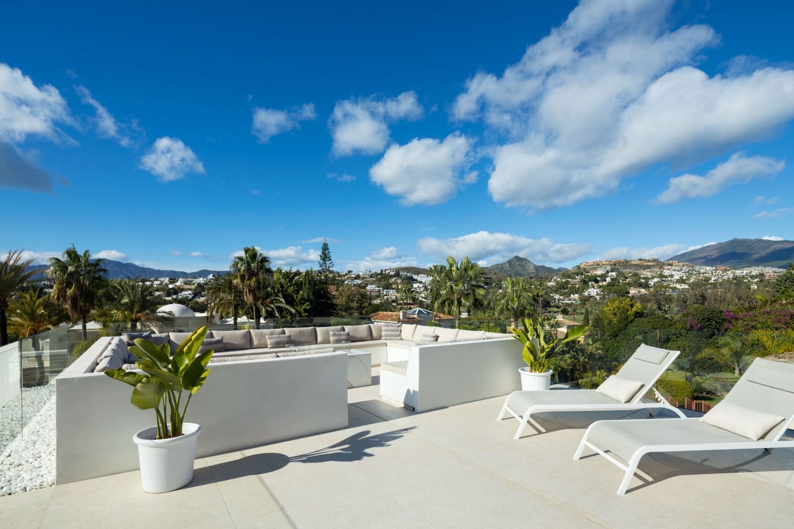 5 bedroom Villa for sale in El Paraiso with pool - € 3,695,000 (Ref: 9504159)