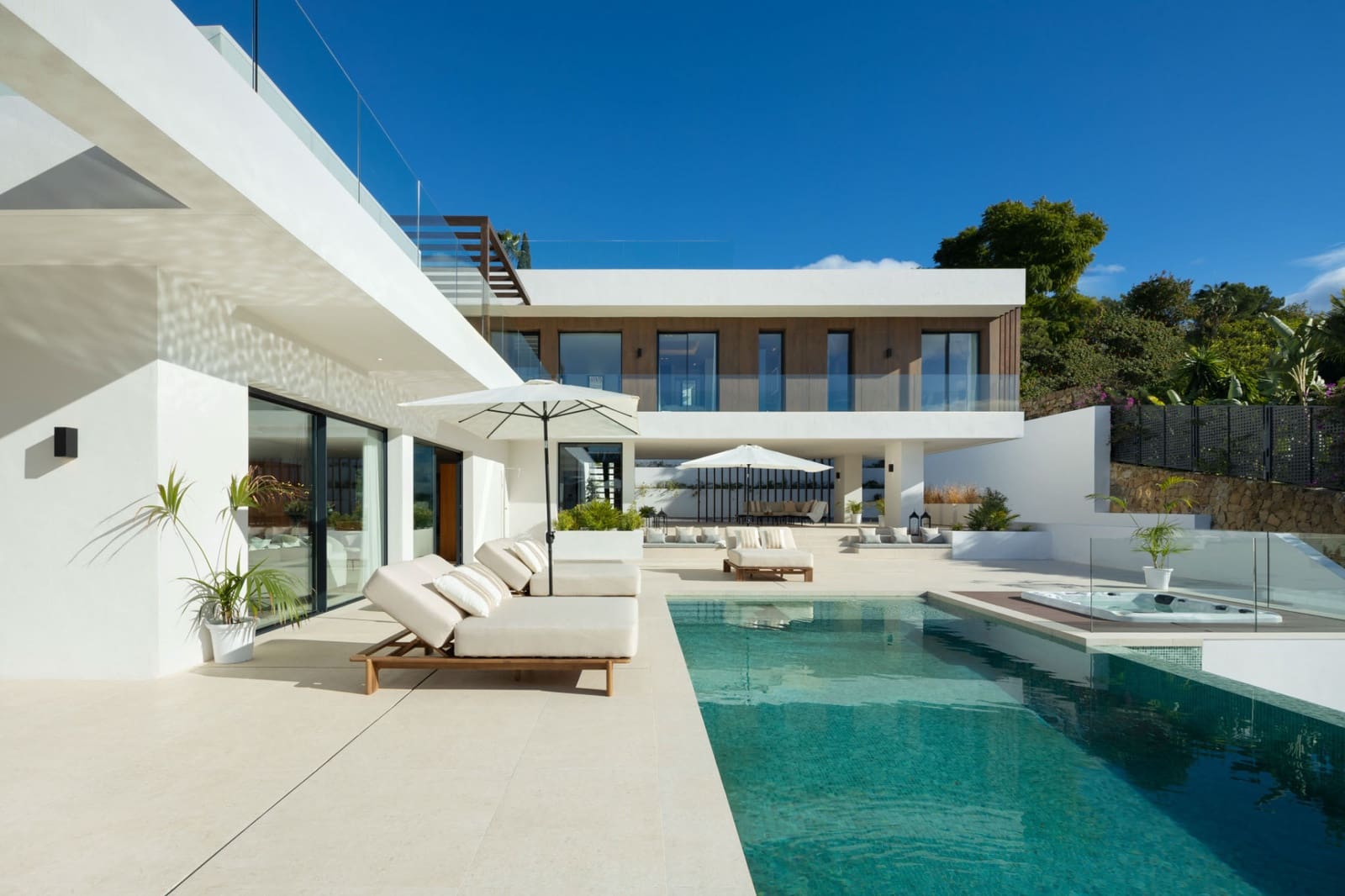 5 bedroom Villa for sale in El Paraiso with pool - € 3,695,000 (Ref: 9504159)