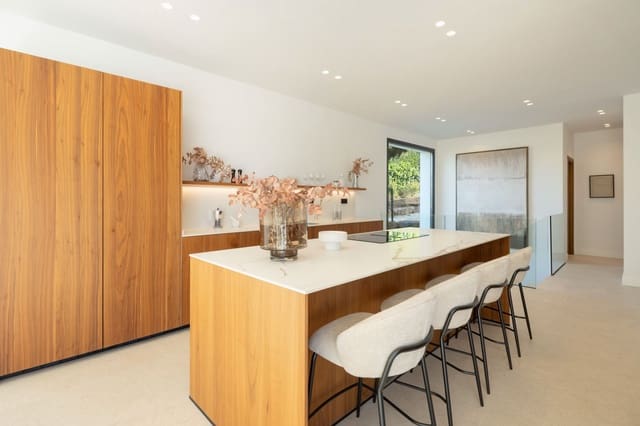 5 bedroom Villa for sale in El Paraiso, Estepona with pool - € 3,695,000 (Ref: 9504159)