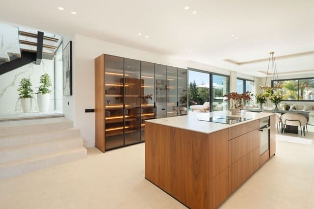 5 bedroom Villa for sale in El Paraiso, Estepona with pool - € 3,695,000 (Ref: 9504159)