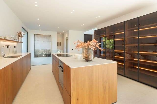 5 bedroom Villa for sale in El Paraiso, Estepona with pool - € 3,695,000 (Ref: 9504159)