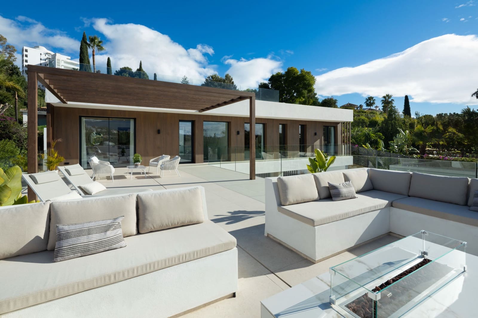 5 bedroom Villa for sale in El Paraiso with pool - € 3,695,000 (Ref: 9504159)