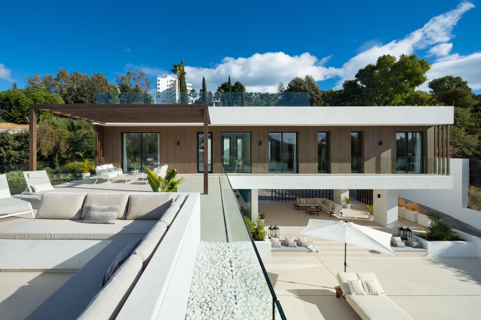 5 bedroom Villa for sale in El Paraiso with pool - € 3,695,000 (Ref: 9504159)