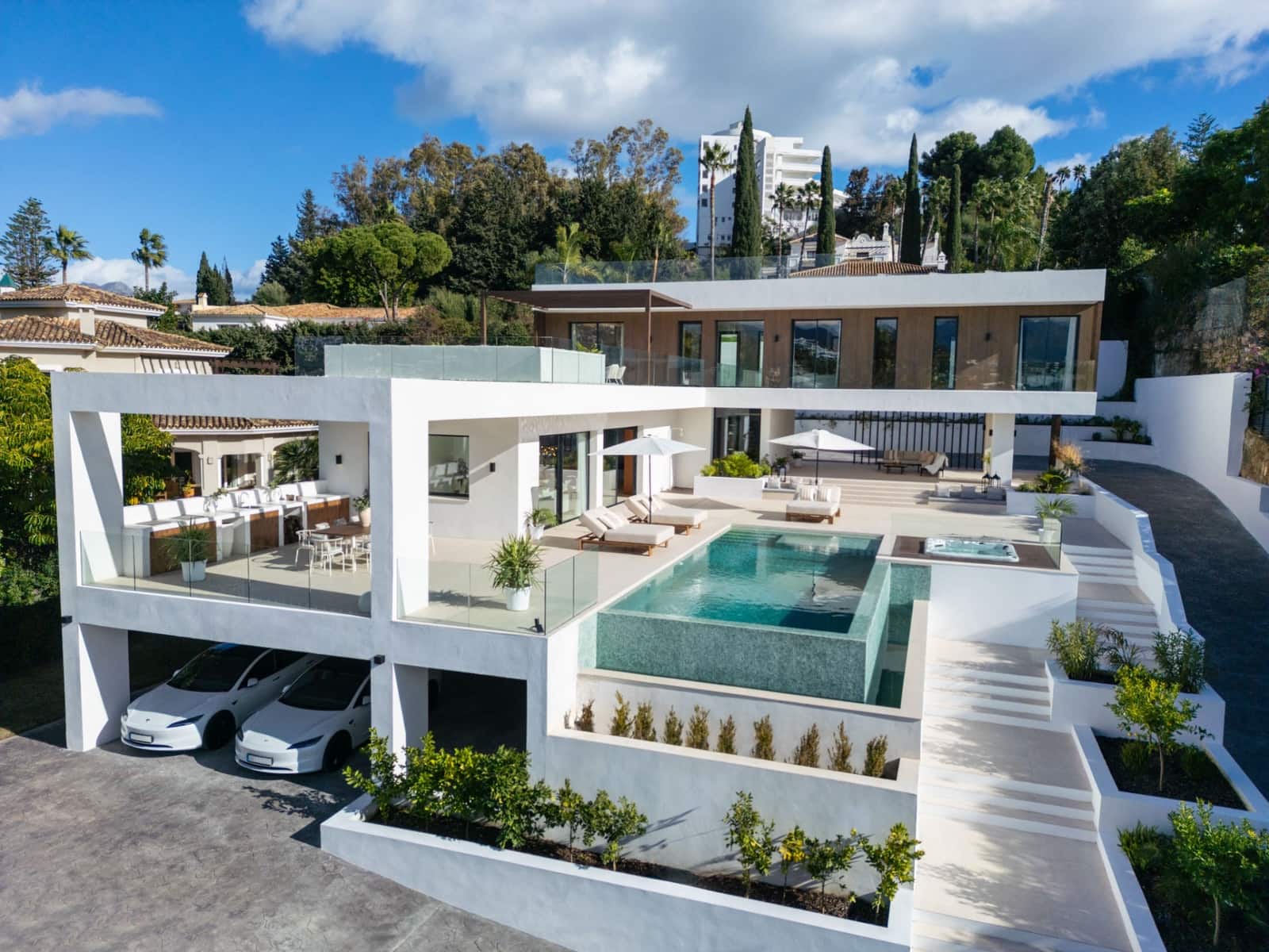 5 bedroom Villa for sale in El Paraiso with pool - € 3,695,000 (Ref: 9504159)