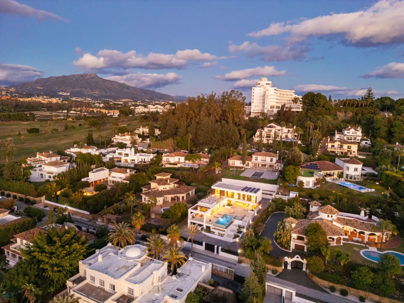 5 bedroom Villa for sale in El Paraiso with pool - € 3,695,000 (Ref: 9504159)