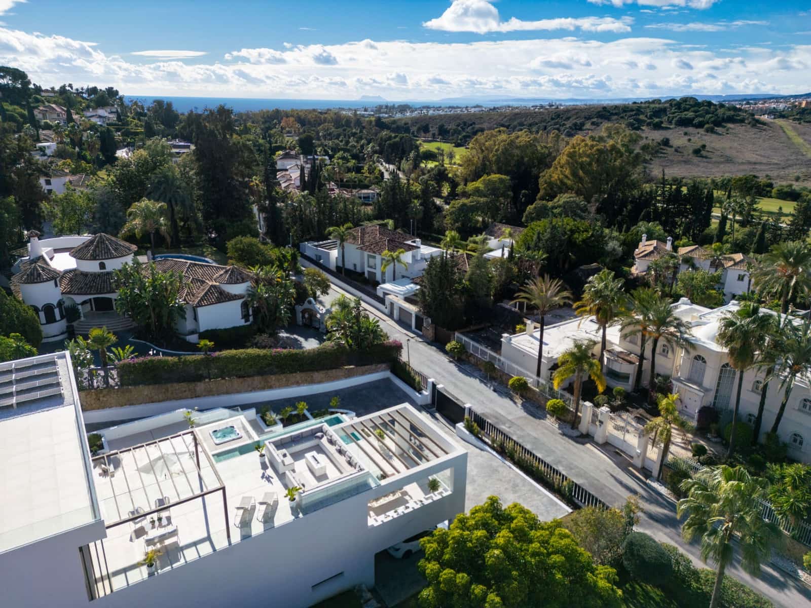 5 bedroom Villa for sale in El Paraiso with pool - € 3,695,000 (Ref: 9504159)