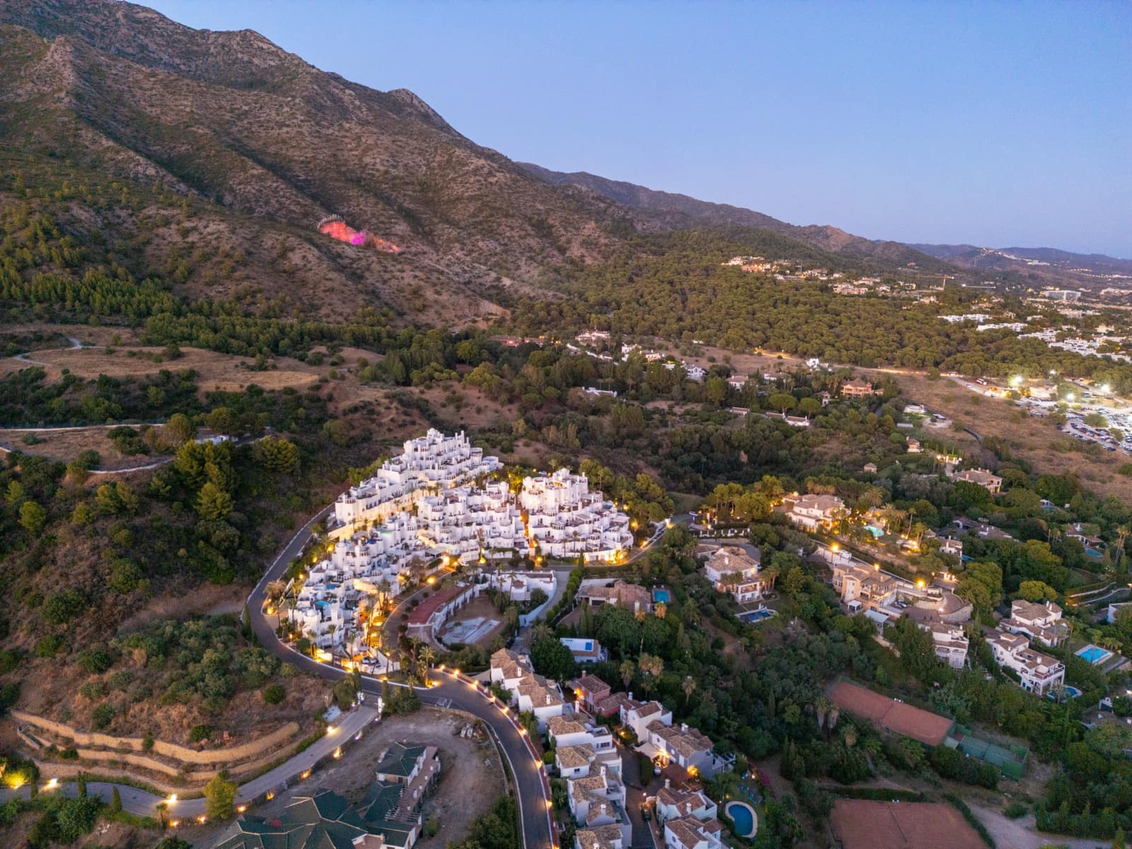 4 sypialnia Penthouse na sprzedaż w Marbella z basenem garażem - 2 995 000 € (Ref: 9591131)