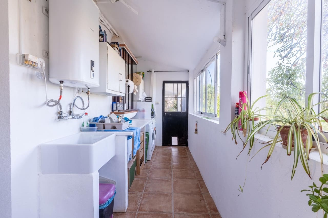 Chalet de 4 habitaciones en Valle de Abdalajís en venta con piscina garaje - 420.000 € (Ref: 10135202)