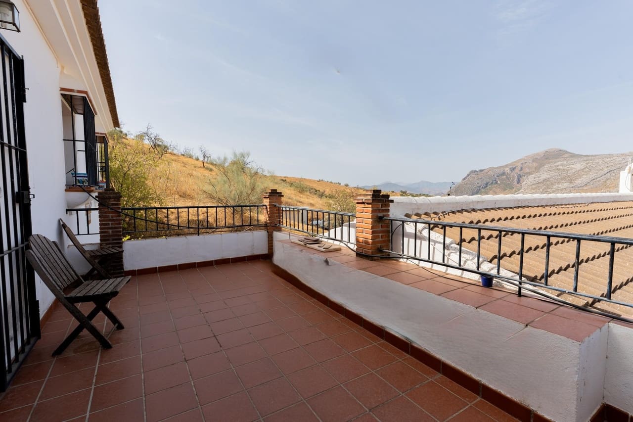 Chalet de 4 habitaciones en Valle de Abdalajís en venta con piscina garaje - 420.000 € (Ref: 10135202)