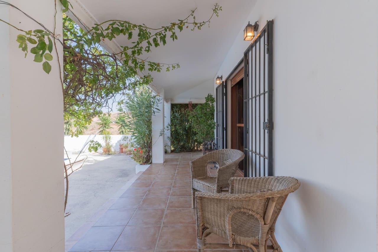 Chalet de 4 habitaciones en Valle de Abdalajís en venta con piscina garaje - 420.000 € (Ref: 10135202)