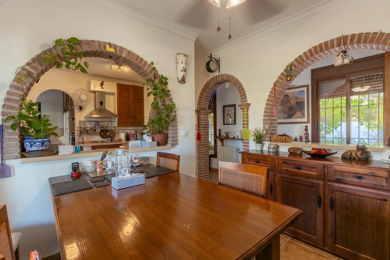Chalet de 4 habitaciones en Valle de Abdalajís en venta con piscina garaje - 420.000 € (Ref: 10135202)