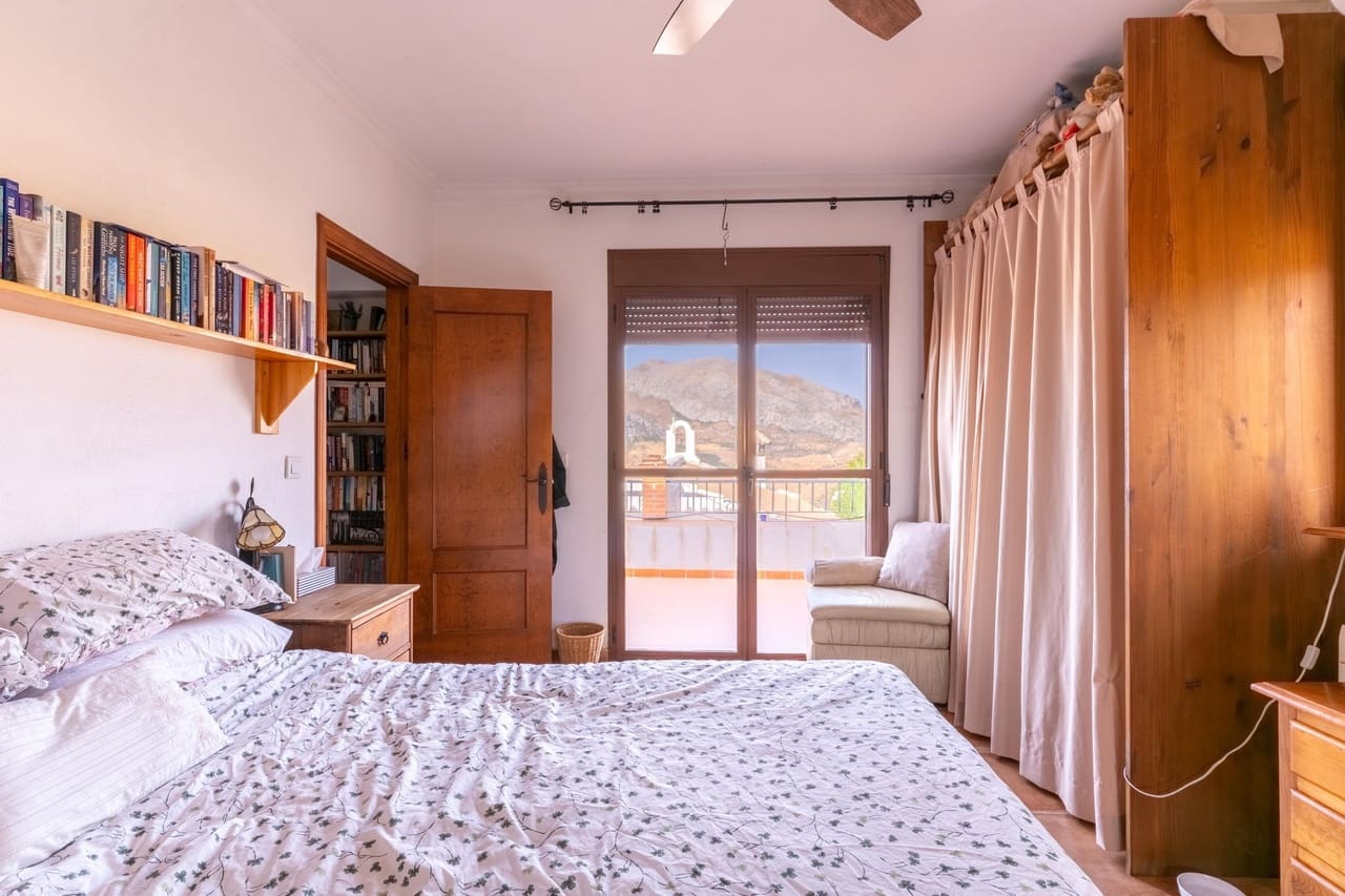 Chalet de 4 habitaciones en Valle de Abdalajís en venta con piscina garaje - 420.000 € (Ref: 10135202)