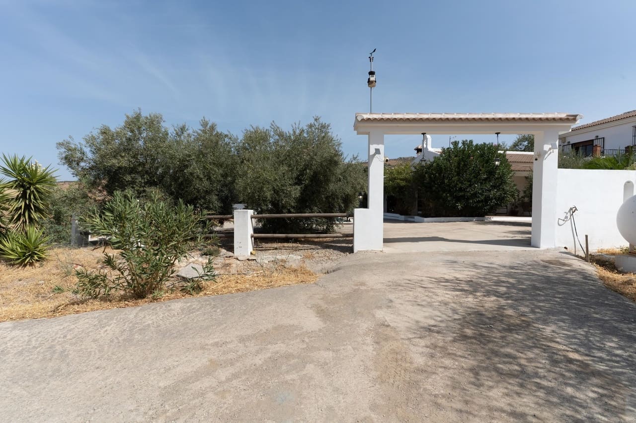 Chalet de 4 habitaciones en Valle de Abdalajís en venta con piscina garaje - 420.000 € (Ref: 10135202)