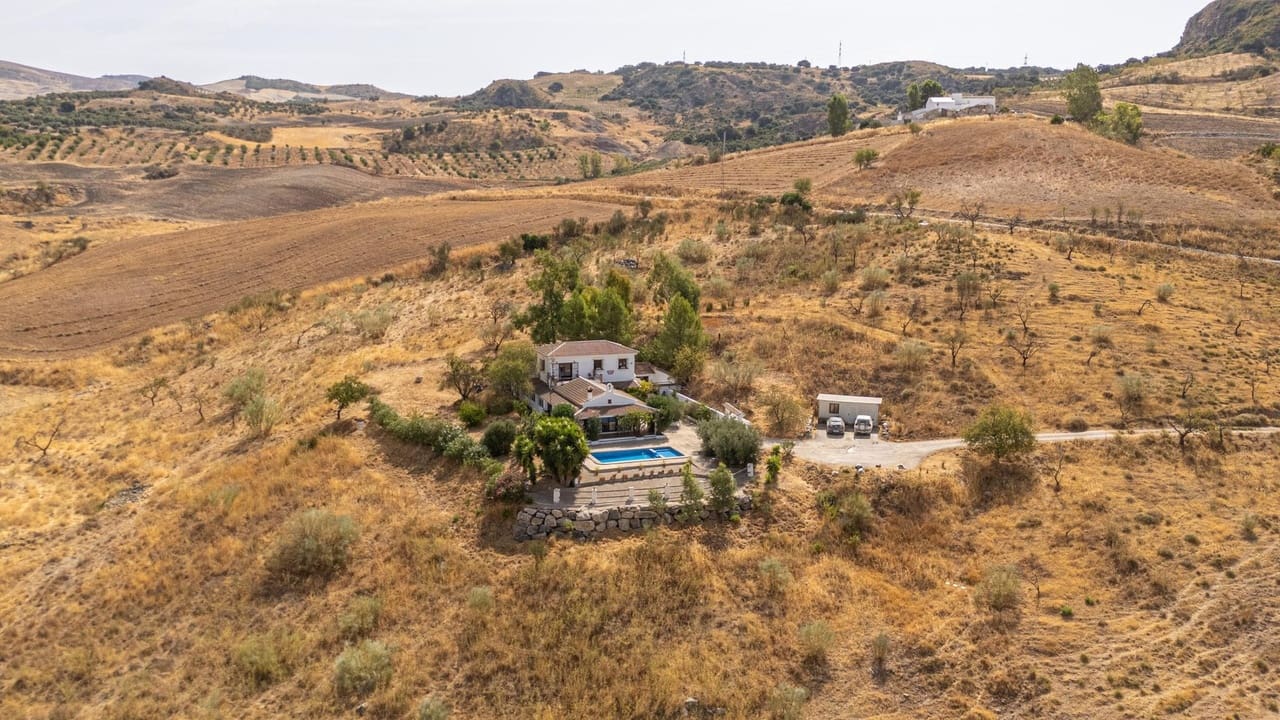 Chalet de 4 habitaciones en Valle de Abdalajís en venta con piscina garaje - 420.000 € (Ref: 10135202)