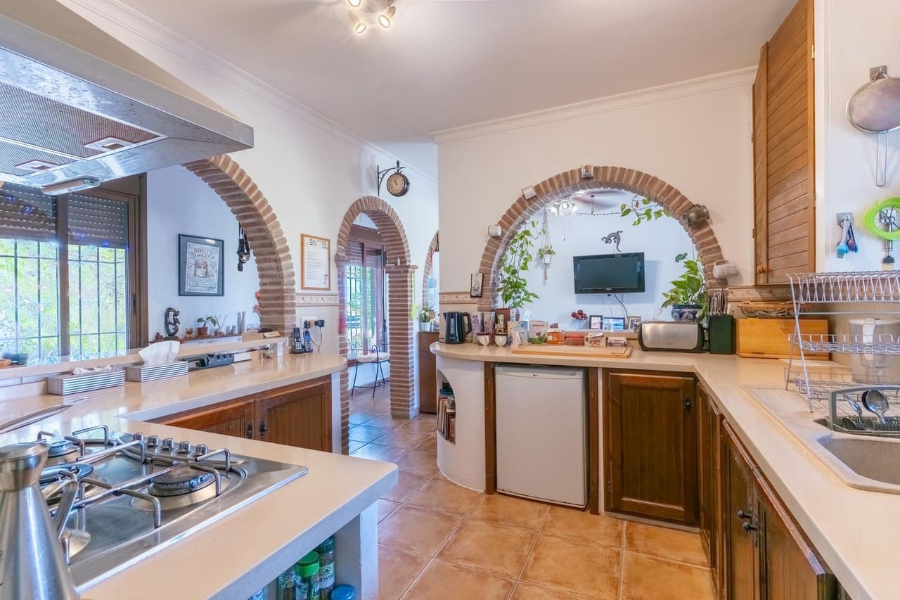 Chalet de 4 habitaciones en Valle de Abdalajís en venta con piscina garaje - 420.000 € (Ref: 10135202)