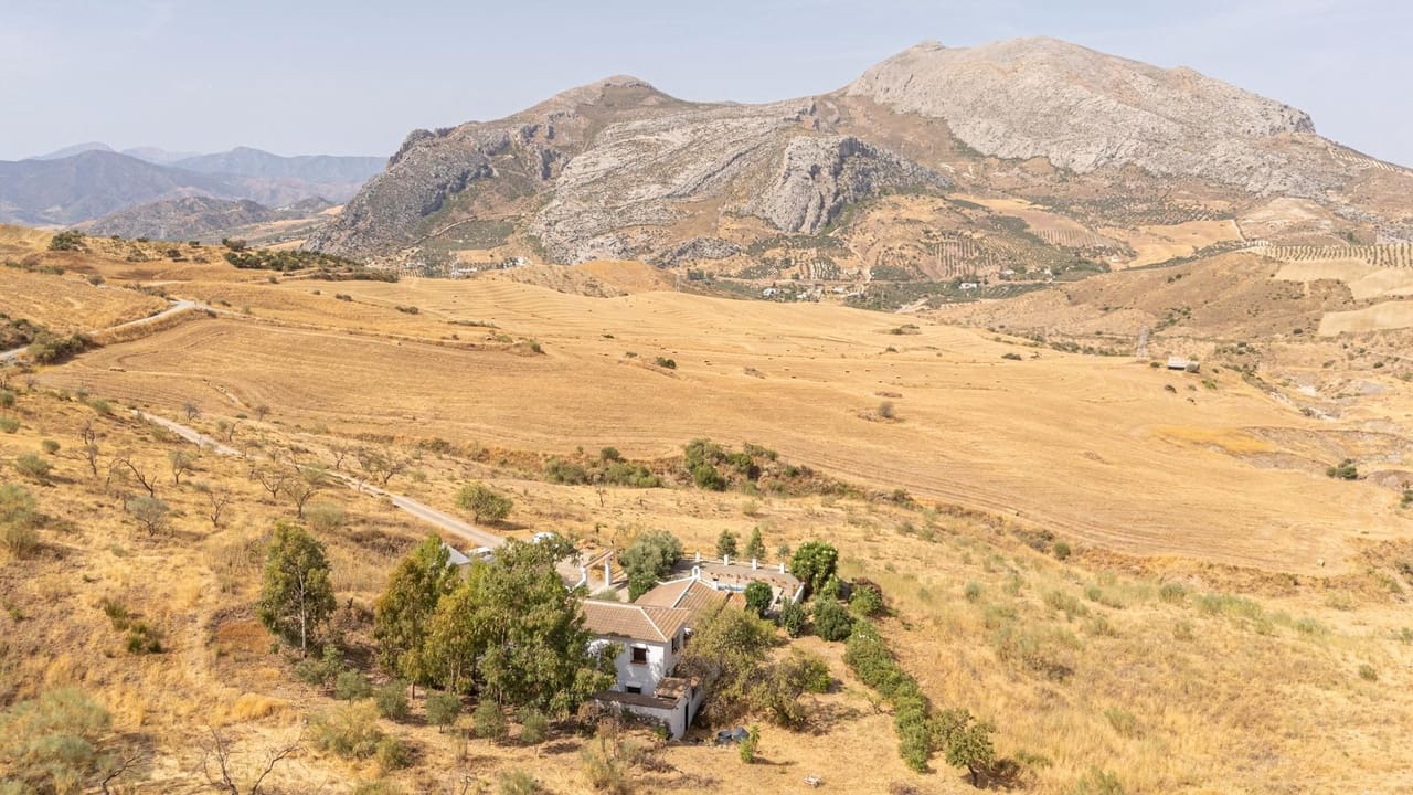 Chalet de 4 habitaciones en Valle de Abdalajís en venta con piscina garaje - 420.000 € (Ref: 10135202)