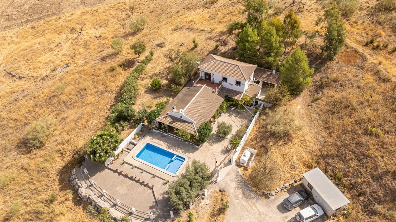 Chalet de 4 habitaciones en Valle de Abdalajís en venta con piscina garaje - 420.000 € (Ref: 10135202)