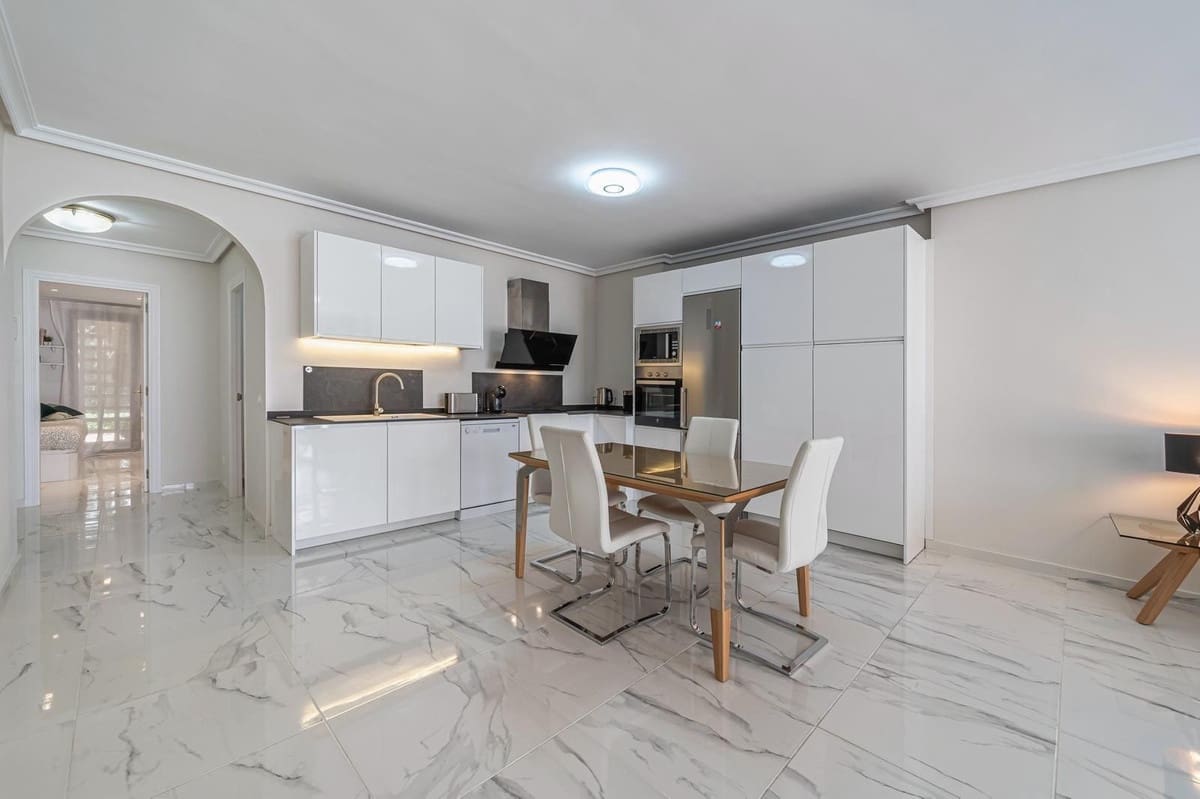 3 soverom Leilighet til salgs i Nueva Andalucia med svømmebasseng - € 730 000 (Ref: 9542451)