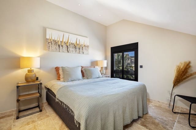 4 chambre Penthouse à vendre à Nueva Andalucia, Marbella avec piscine - 995 000 € (Ref: 9542463)