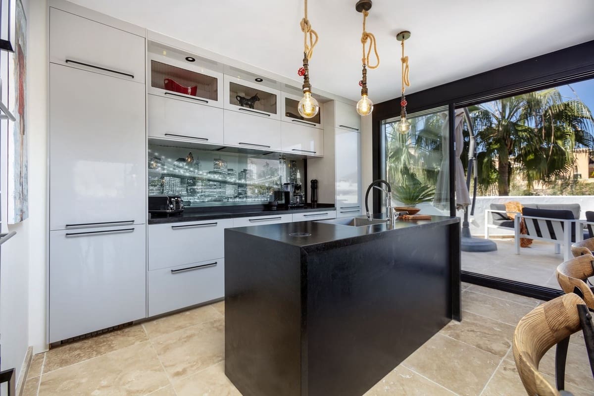 4 chambre Penthouse à vendre à Nueva Andalucia avec piscine - 995 000 € (Ref: 9542463)