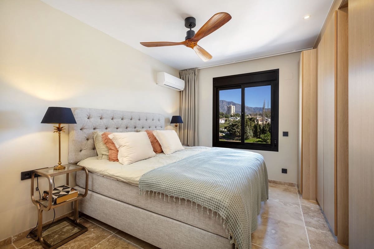 4 chambre Penthouse à vendre à Nueva Andalucia avec piscine - 995 000 € (Ref: 9542463)