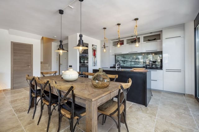 4 chambre Penthouse à vendre à Nueva Andalucia, Marbella avec piscine - 995 000 € (Ref: 9542463)